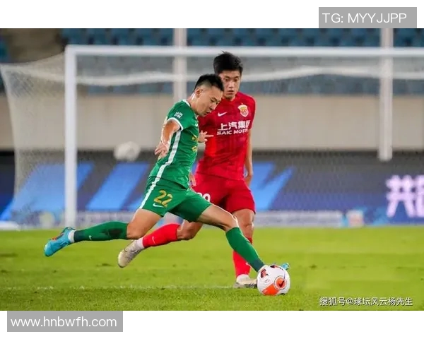 中超联赛焦点对决上港队迎战劲敌全力争胜展现球队实力